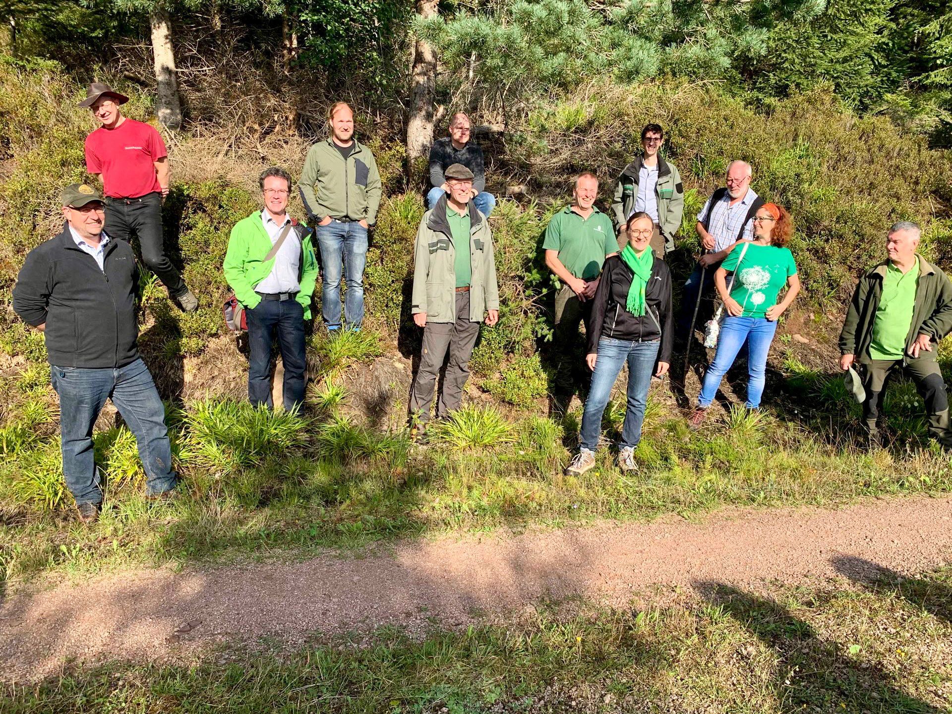 Der grüne Agrarwissenschaftler Harald Ebner (Gruppenbild dritter von links) kommt erneut in den Boschelwald, wieder geht es um das stark gefährdete Auerhuhn. Zweite von rechts: Sonja Rajsp-Lauer vom Kreisvorstand der Grünen. 