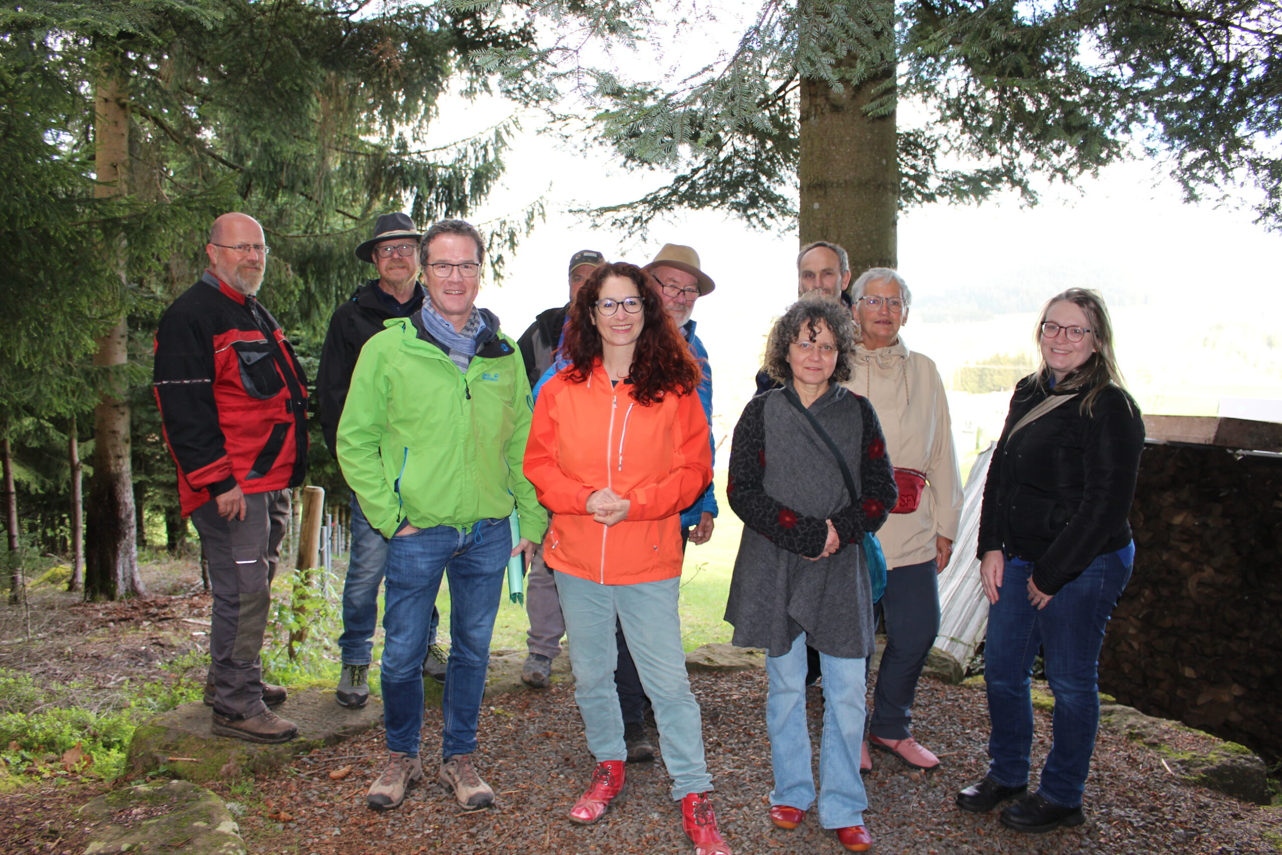 Rundgang im Boschelwald mit Harald Ebner (grüne Jacke) und Sonja Rajsp-Lauer (rote Jacke). Foto: Moni Marcel