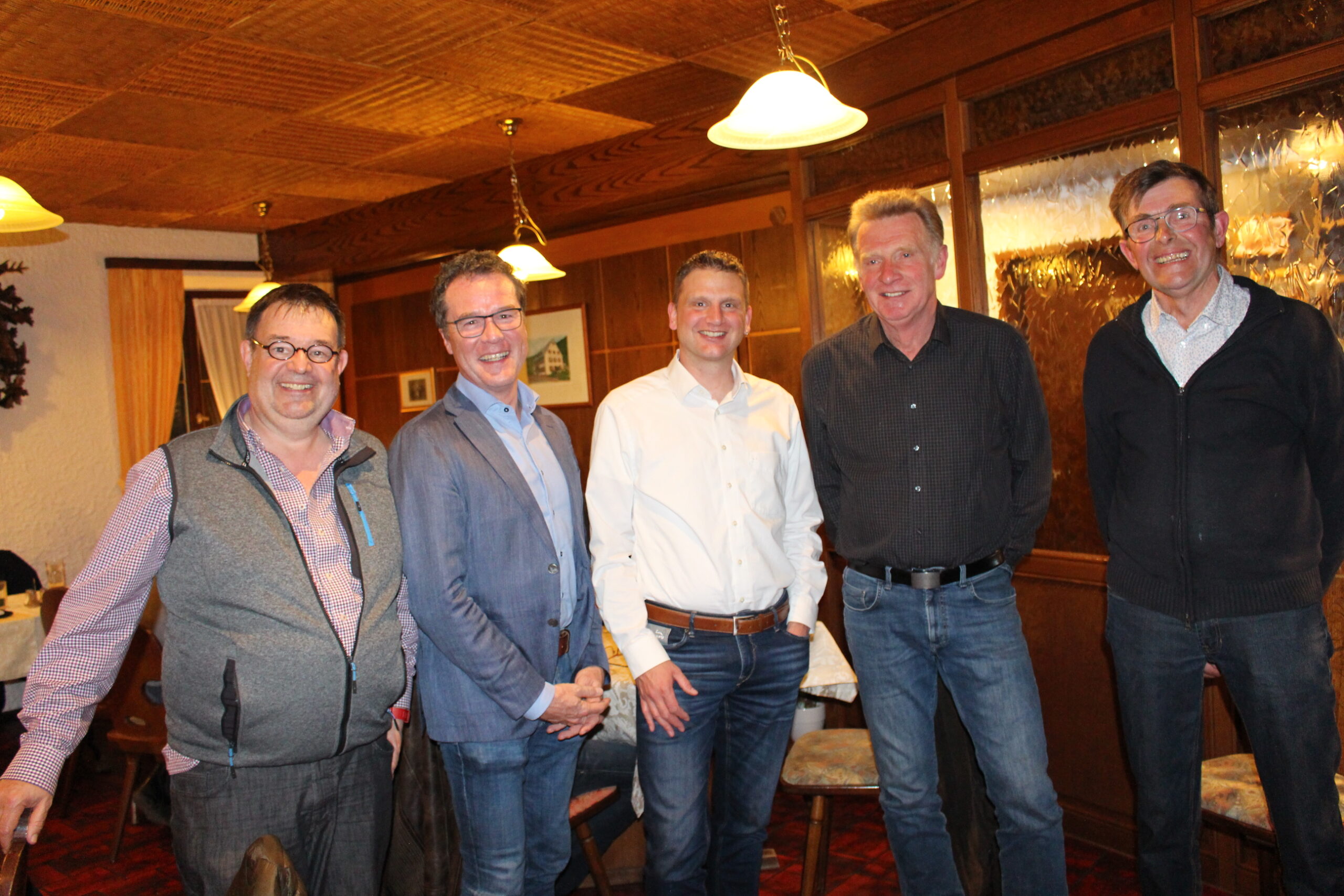 BU: Konstruktive Gespräche: Der grüne Bundestagsabgeordnete Harald Ebner (zweiter von links) tauschte sich in Schiltach mit Vertretern der Landwirte aus. Foto: Moni Marcel