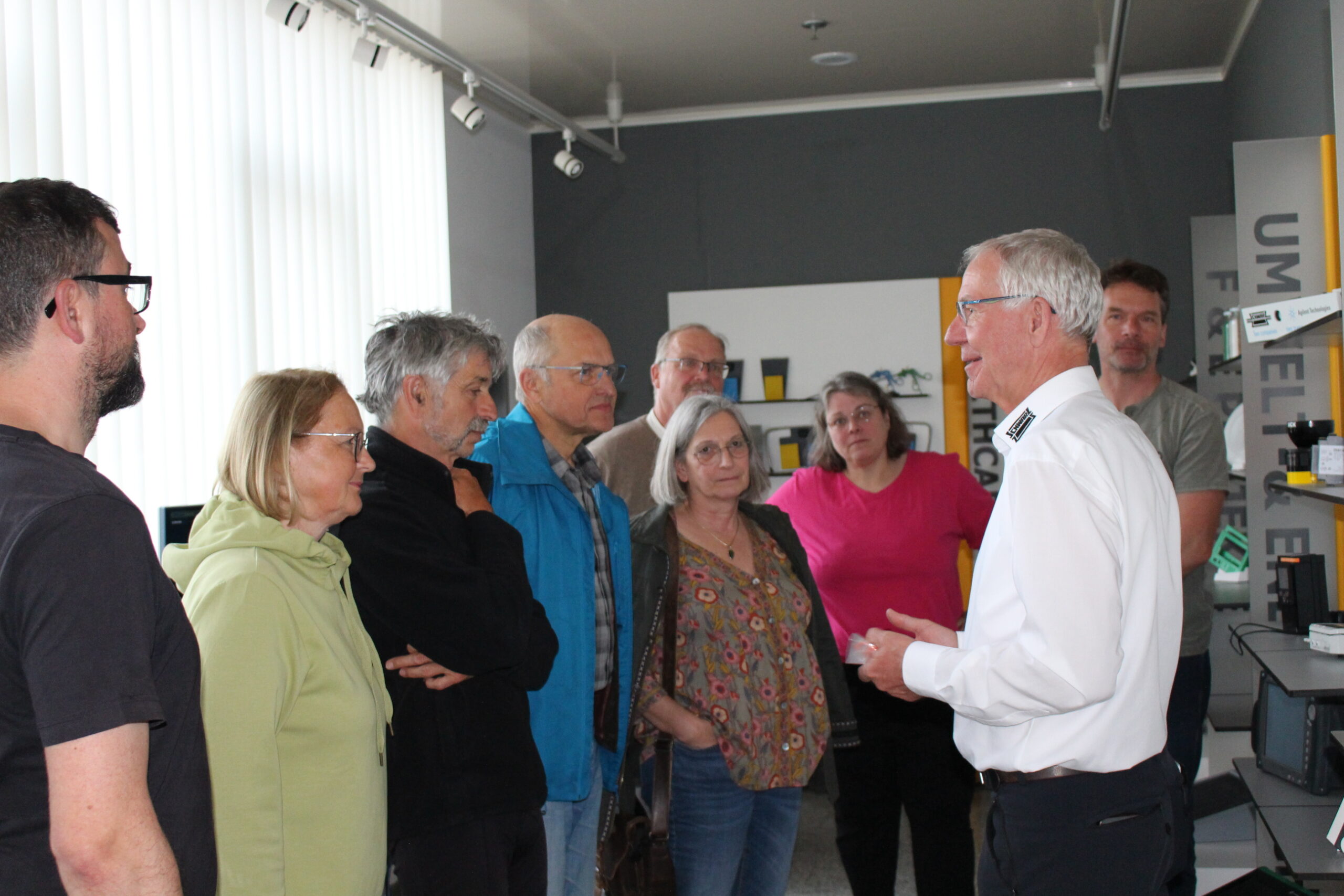 „Wir sind ganz scharf auf die Windkraft!“ Seniorchef Uwe Schwarz zeigte den grünen Besuchern seine Firma in Neukirch. Foto: Moni Marcel