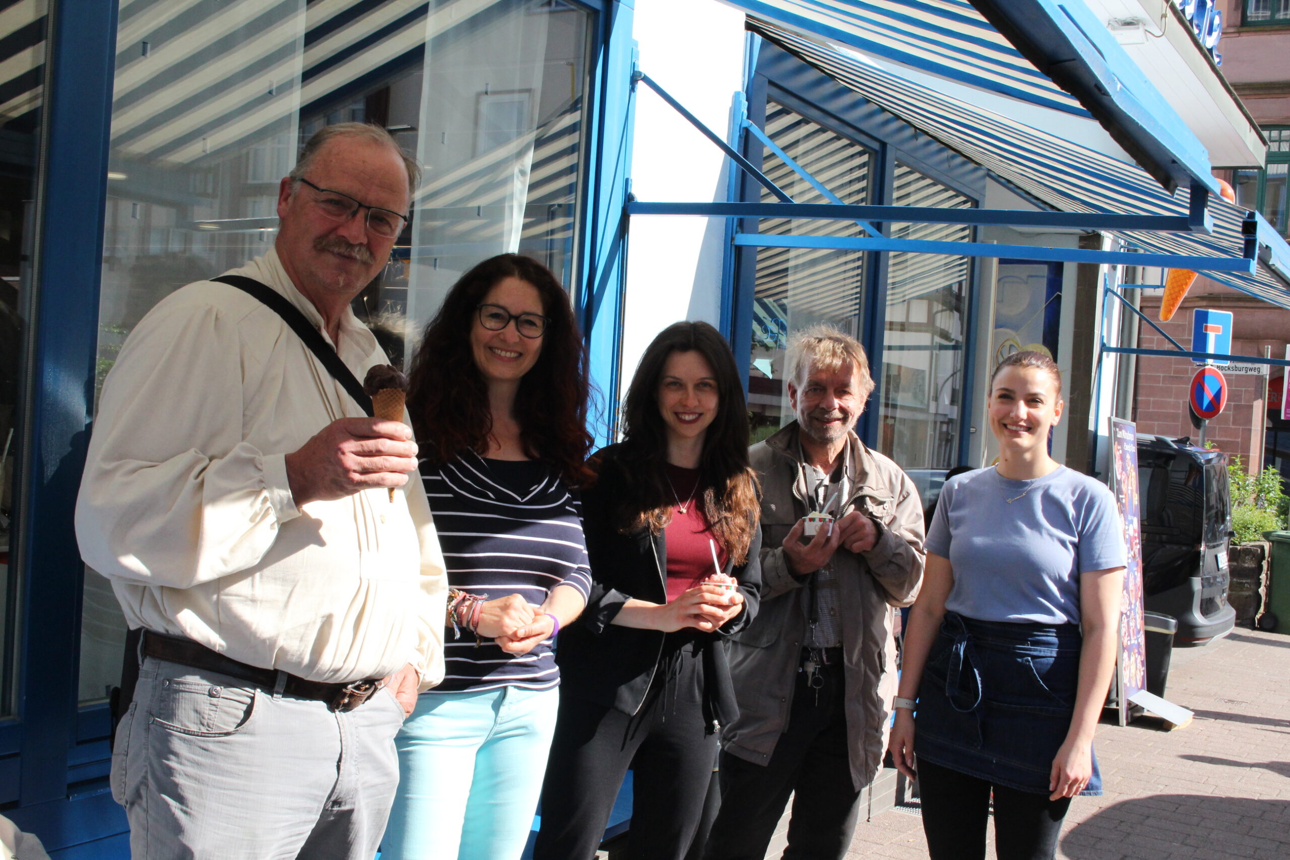 v.l.: Die Kreis- und GemeinderätInnen Hubert Nowack und Sonja Rajsp-Lauer mit Dr. Zoe Mayer, Kandidat Christian Palm und Eiscafé-Inhaberin Ornella Andreotta. Foto: Moni Marcel