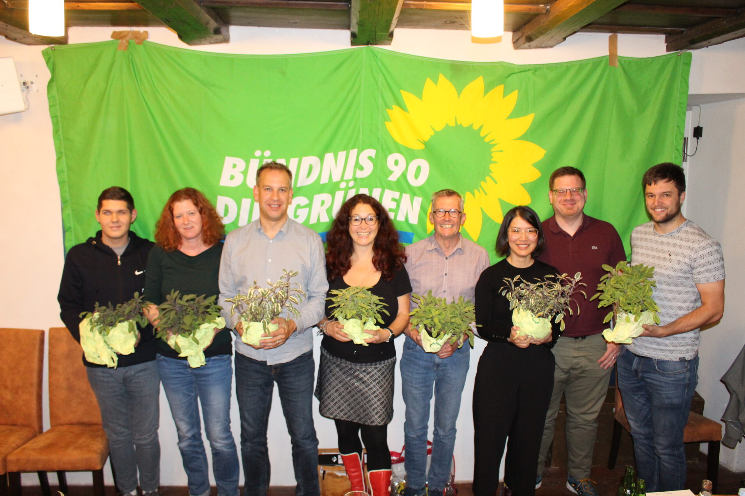 Der frisch gewählte grüne Kreisvorstand v.l.: Marco Contaldo, Christiane Bondzio, Thomas Busch, Sonja Rajsp-Lauer, Alexander Rustler, Thuy Nga Trinh, Markus Trinh und Felix Mossmann. Foto: Moni Marcel