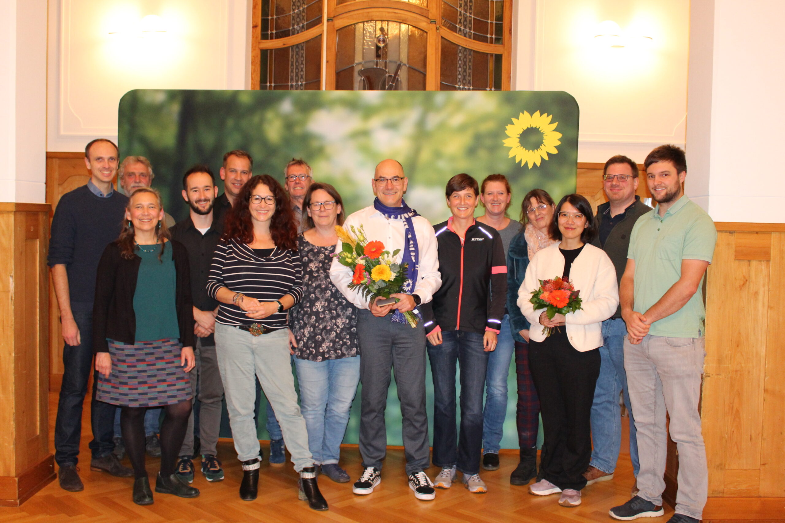 Die Kreisvorstände der Grünen von Tuttlingen und Rottweil mit ihren Kandidaten Andreas Ragoschke-Schumm und Thuy Nga Trinh (beide mit Blumenstrauß), der 17-jährige Marco Contaldo wurde digital zugeschaltet. Andreas Ragoschke-Schumm wird nun für die Grünen in den Bundestagswahlkampf ziehen. Foto: Moni Marcel