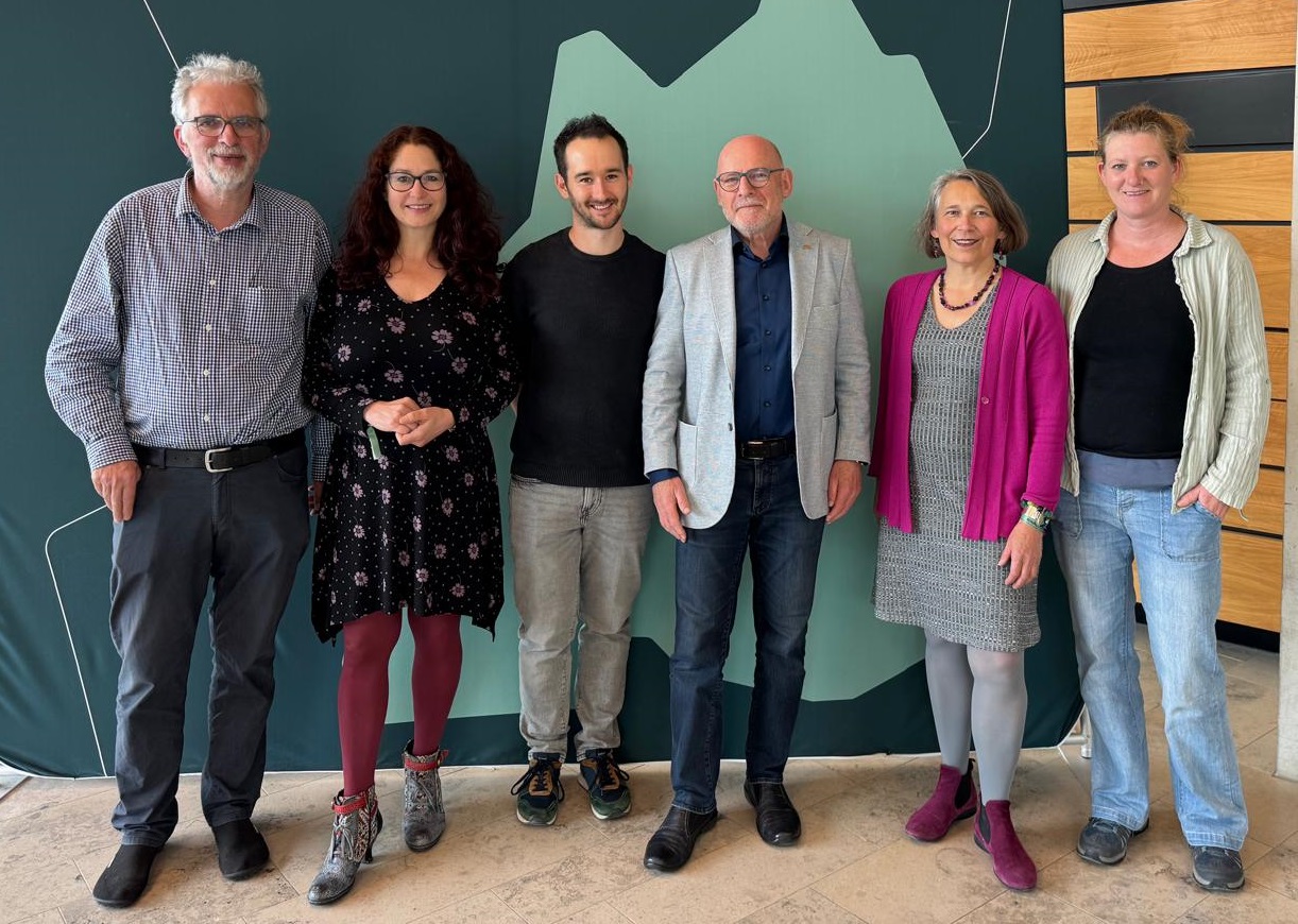 Die GRÜNEN Delegierten aus der Region setzen sich weiter dafür ein, dass die Gäubahn direkt zum Hauptbahnhof fährt (v.l.) Armin Schott (SBK), Sonja Rajsp-Lauer (Rottweil), Jens Metzger (Tuttlingen), Verkehrsminister Winfried Hermann, Katja Rommelspacher (Tuttlingen) und Christiane Bondzio (Rottweil)
