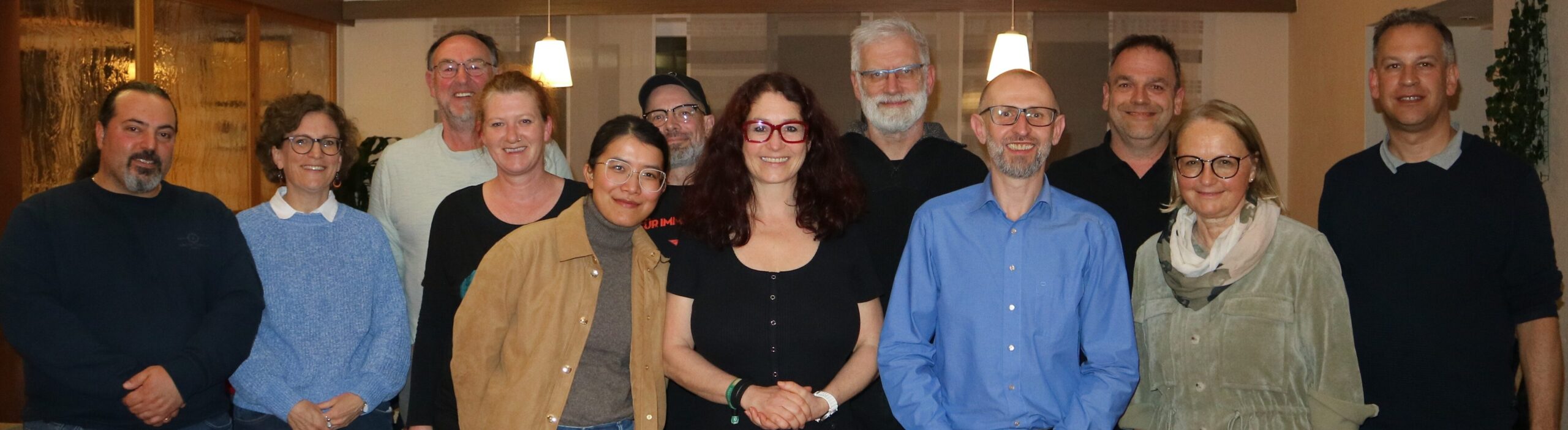 Die Delegierten der Grünen v.l.: Bünyamin Toy, Anne Pahlke, Rolf Schakurski, Christiane Bondzio, Thuy Nga Trinh, Christian Müller, Sonja Rajsp-Lauer, Franz Niebel, Artur Eichin, Thomas Madlener, Ingeborg Gekle-Maier und Sprecher Thomas Busch. Foto: Moni Marcel